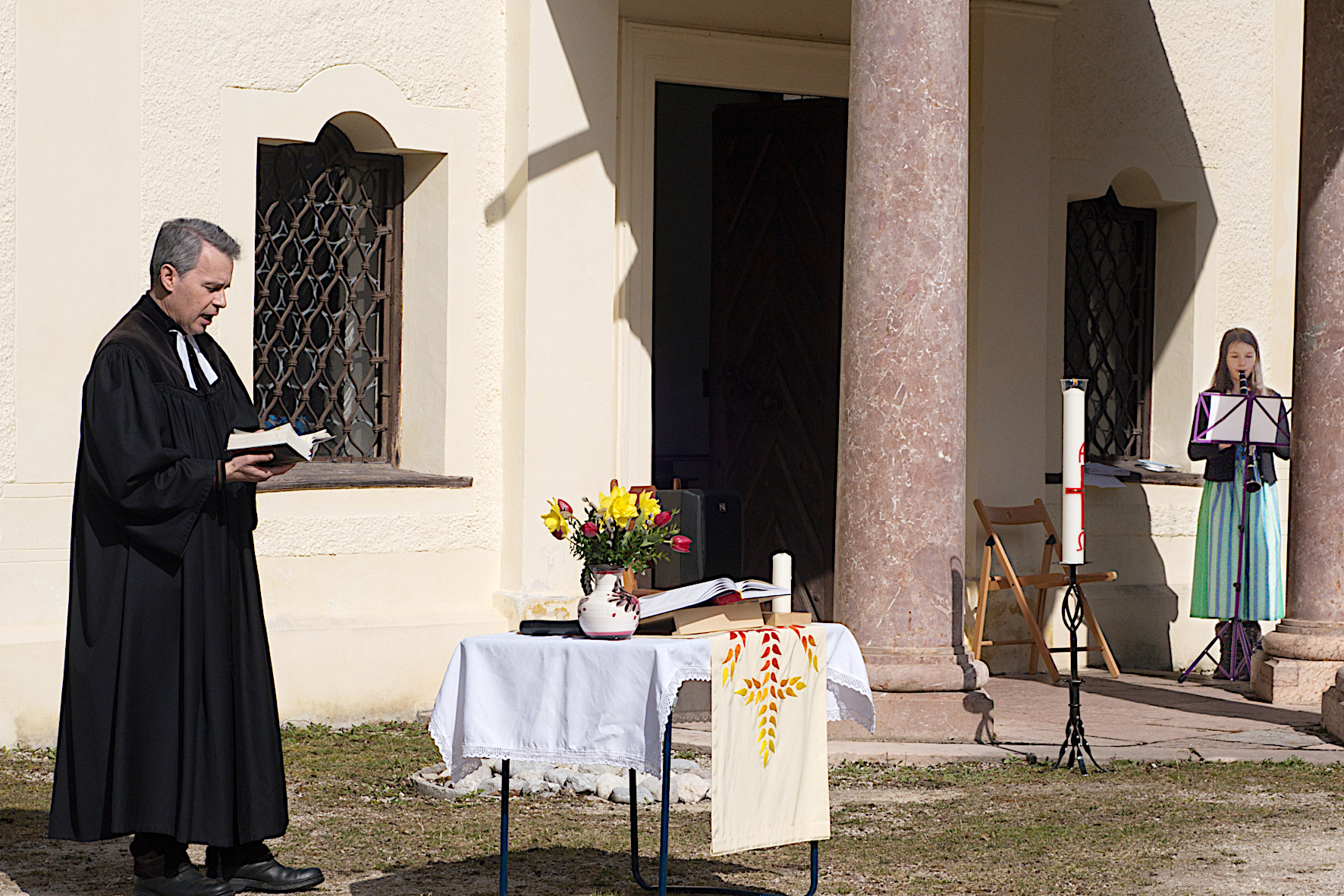 Der Gesang von Pfarrer Christian Gerstner wird von Teresa Biller mit ihrer Klarinette begleitet.