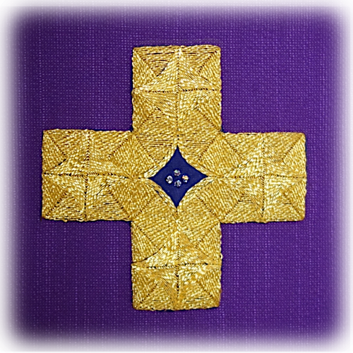 Kreuz im Adventsparament der Hubertuskirche